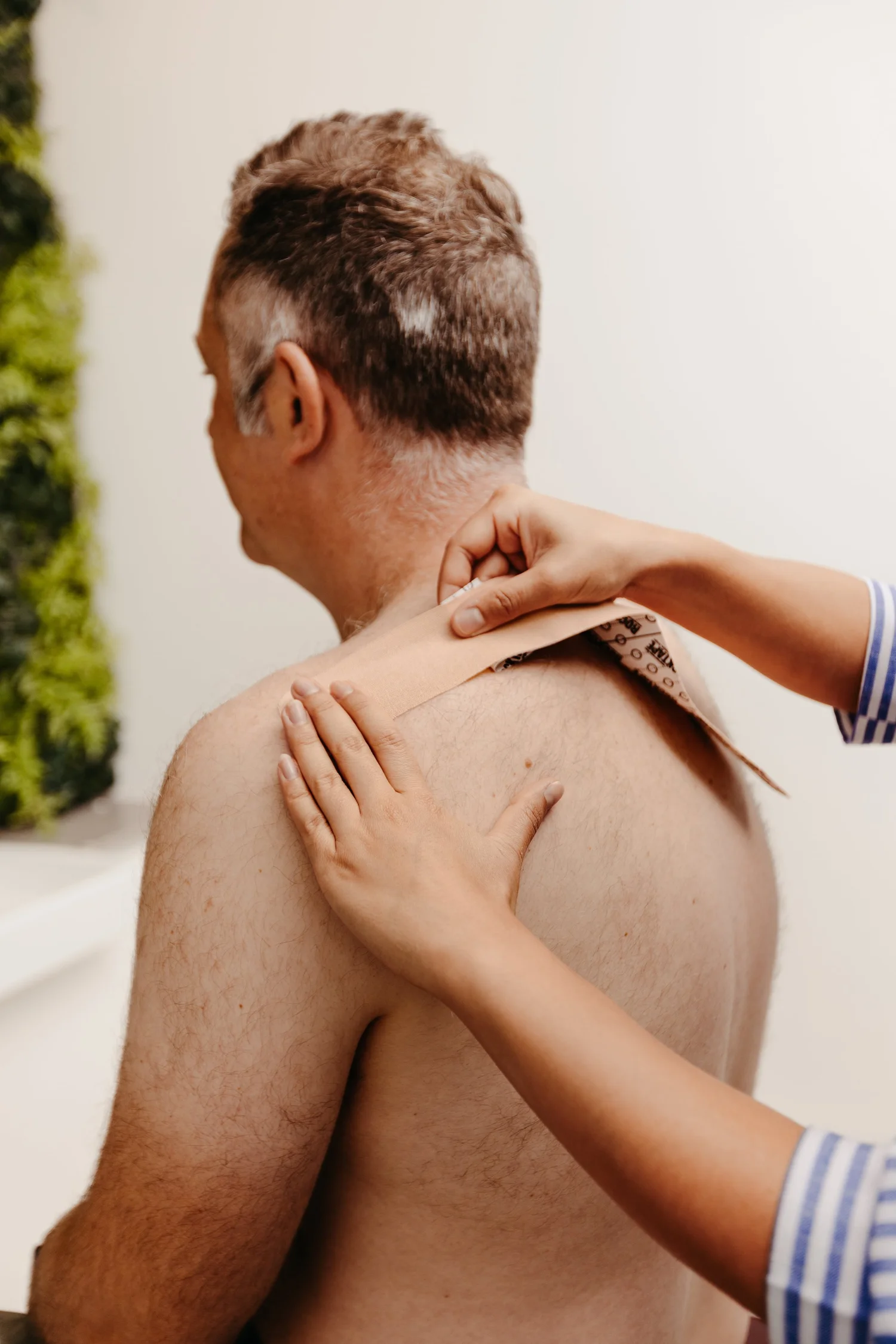 Chiropractor vs Physiotherapist comparison